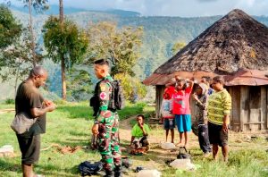 Ciptakan Papua Sehat, Satgas Yonif R 142/KJ Gelar Pengobatan Gratis Dari Honai Ke Honai