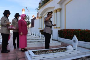 HUT Bhayangkara ke -76, Kapolres Pimpin Upacara Ziarah Taman Makam Pahlawan ( TMP)