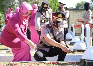 Polres Dumai Jajaran Polda Riau melaksanakan Upacara Ziarah dan Tabur Bunga di Taman Makam Pahlawan (TMP)