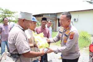 Polres Aceh Barat Bersama Bank Aceh Salurkan Bantuan Sembako ke Komunitas Nelayan