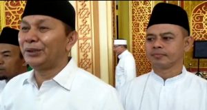 Kapolres AKBP Budi Dampingi Wabup H Indra Gunawan Bersama Forkompinda Shalat Idul Fitri 1444 H Di Islamic Center Rohul