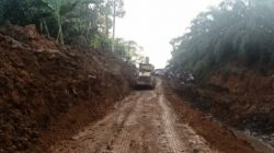 Sigap Dan Tanggap Dinas PUPR Provinsi Riau Telah Menurunkan 4 Unit Alat Berat.Untuk Perbaiki Jalan Rusak di Batang Cindaku