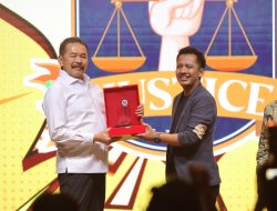 Jaksa Agung RI Terima Penghargaan Apresiasi dari Jaksa media dan Universitas Hasanuddin dalam Acara Sound of Justice 2024